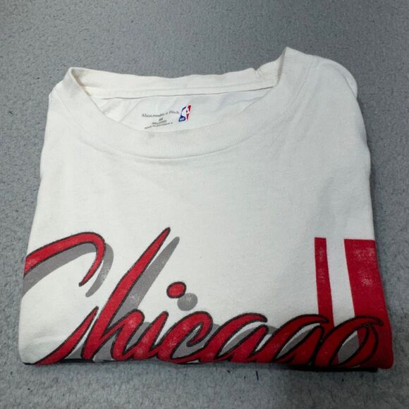 Chicago Bulls Shirt Men Medium White Abercrombie Fitch Crew Neck NBA Basketball - Picture 3 of 16